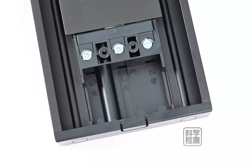 Ổ điện ray gắn tường 8000W hãng TESSA , dài 60cm, với 3 ổ cắm di chuyển được