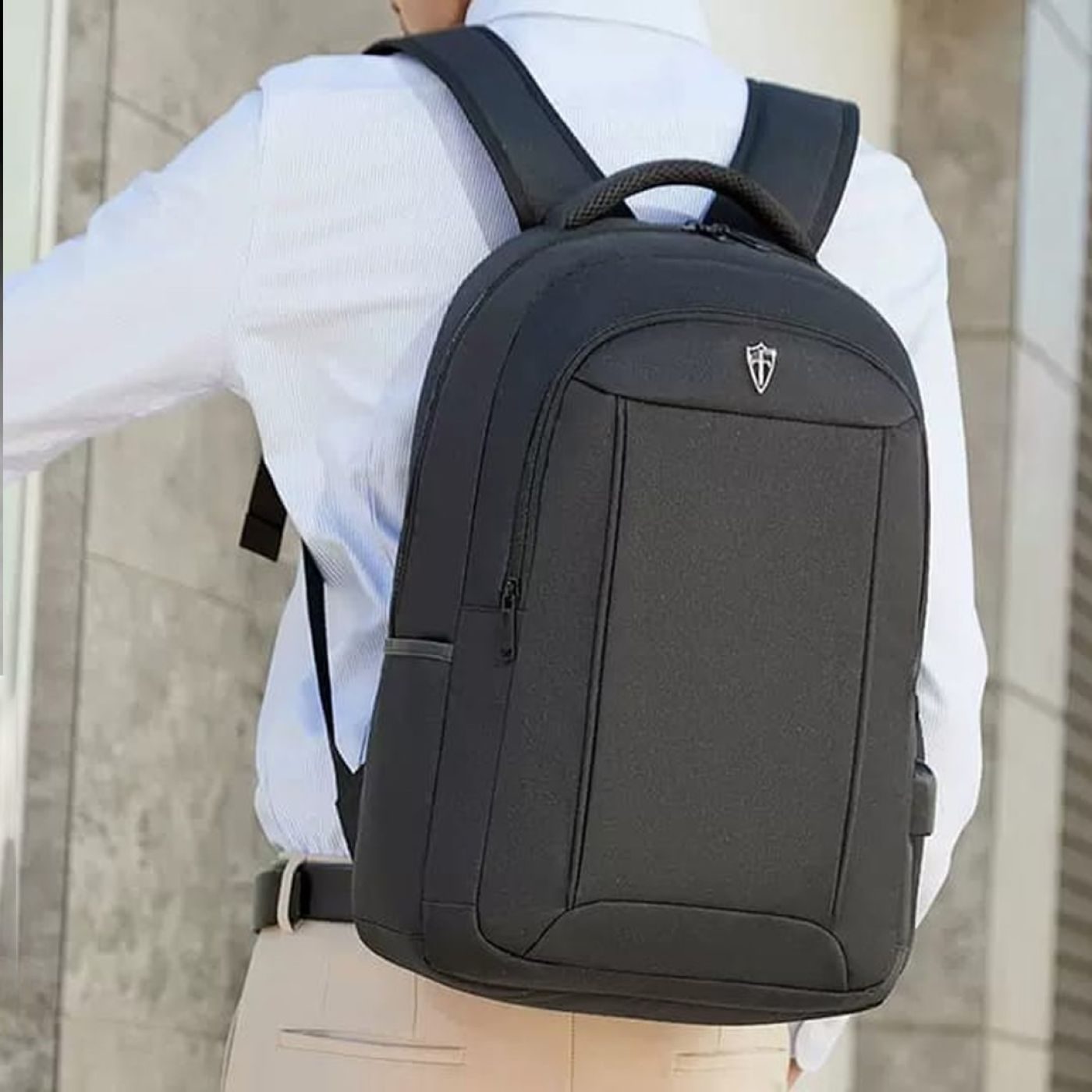 Balo Victoria Tourist ,có cổng sạc USB, đựng vừa laptop 15.6 inch.